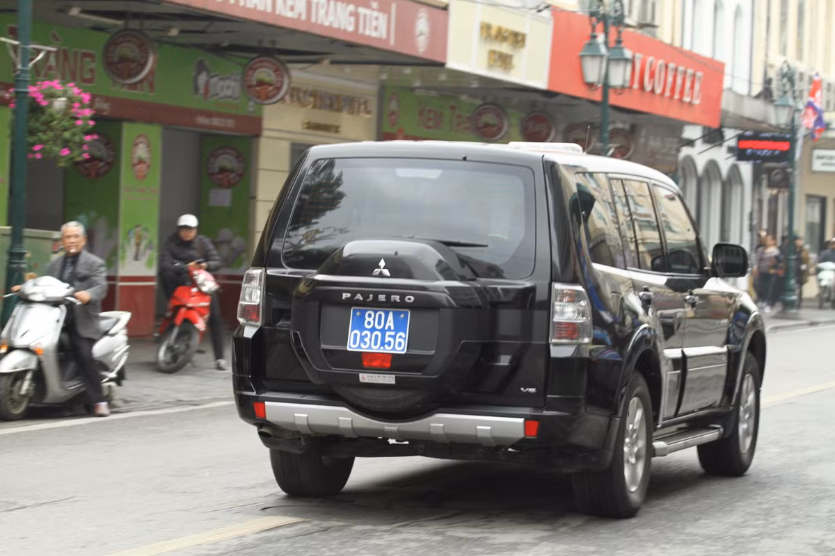 Những chiếc xe biển xanh cũng lần lượt rời đi khỏi khách sạn Metropole.