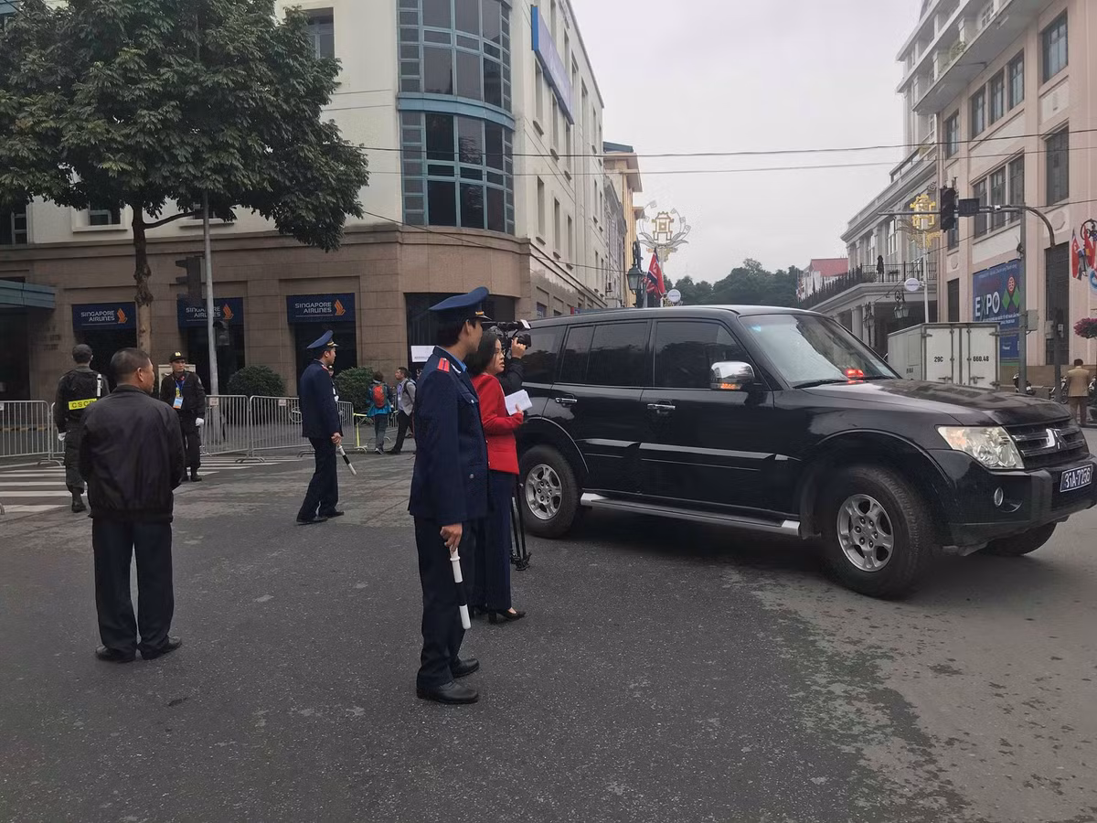 Dự kiến lúc 18h30 cùng ngày, Tổng thống Mỹ Donald Trump và Chủ tịch Triều Tiên Kim Jong-un sẽ chào hỏi nhau tại khách sạn Metropole. Hai bên sẽ có cuộc gặp riêng trong khoảng 20 phút, trước khi dùng bữa tối thân mật. Theo kế hoạch bữa tối sẽ kéo dài khoảng 90 phút và kết thúc lúc 20h35.