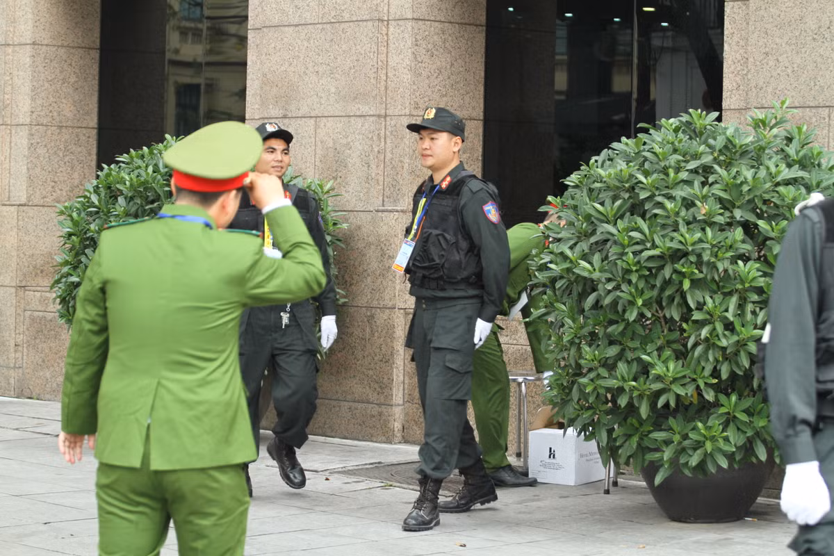 Chỉ còn mặt phố Ngô Quyền, đoạn đi qua khách sạn Metropole và phố Lý Thái Tổ vẫn được bảo vệ nghiêm ngặt. Các phương tiện giao thông đều được hướng dẫn di chuyển theo hướng khác trong thời gian này.