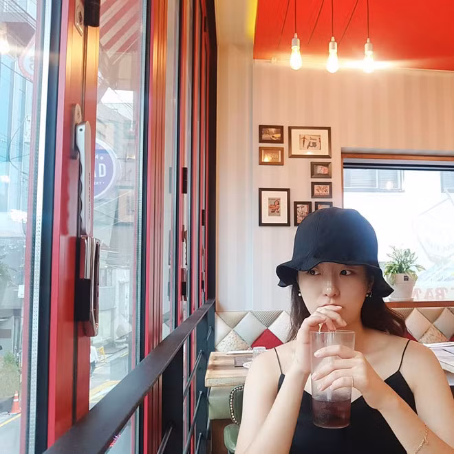 Khi không xuất hiện trên bản tin của đài SBS, 9X chọn trang phục trẻ trung, năng động.