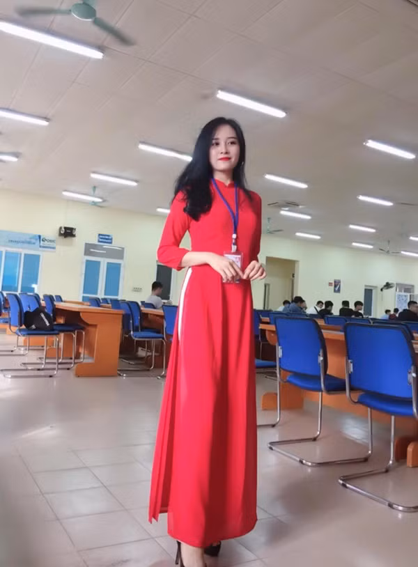 Ở thời điểm hiện tại, Khánh Huyền sở hữu một vẻ ngoài vô cùng hoàn hảo với cân nặng 45kg và cao 1m60.