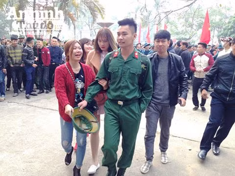 Mặc dù đã chuẩn bị sẵn tâm lí nhưng những giọt nước mắt của những người thân trong gia đình có người nhập ngũ vẫn rơi trong bịn rịn, quyến luyến.