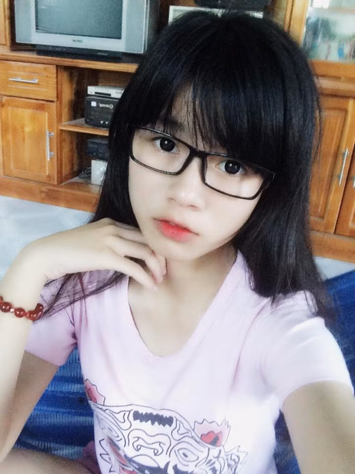 Cùng với đó, càng lớn các đường nét trên khuôn mặt ngày càng có điểm nhấn khi đôi mắt ngày càng to tròn chứ không còn 1 mí như trước đó.