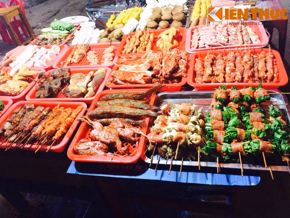 Trời Sapa về đêm sẽ trở lạnh nên những món đồ nướng được tẩm nhiều ớt và gia vị sẽ rất thích hợp để những du khách nhâm nhi. Chỉ giá từ 10 ngàn đồng đến 20 ngàn đồng là du khách đã có xiên đồ nướng đậm chất đặc sản xứ lạnh.