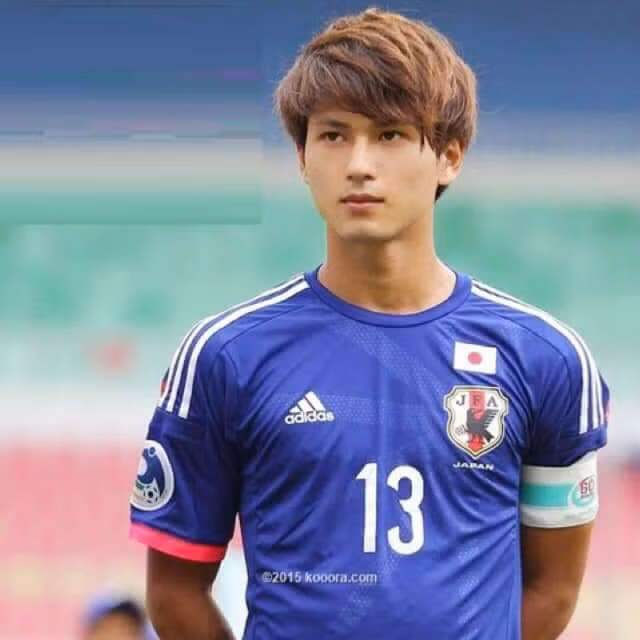 Sau trận đấu tứ kết giữa đội tuyển Việt Nam và Nhật Bản tại tứ kết Asian Cup 2019, ngoài cổ vũ các các học trò của HLV Park Hang-seo thi đấu thì NHM cũng chú ý tới một cầu thủ bên phía Nhật Bản sở hữu gương mặt ưa nhìn chẳng kém diễn viên điện ảnh.