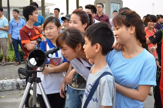 Một thành viên của Hội thiên văn nghiệp dư cho biết, người yêu thiên văn có thể quan sát bằng mắt thường nhưng sự kiện sẽ thú vị hơn nếu có ống nhòm hoặc kính thiên văn.