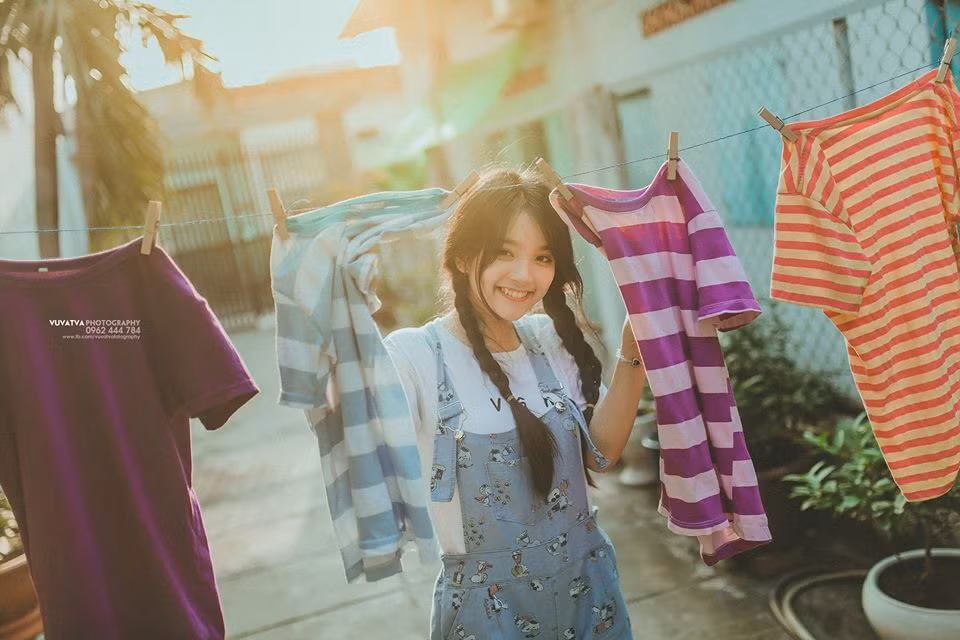 Cô gái gây xôn xao bằng chất giọng lạ có tên là Vũ Tường Vân sinh năm 1997 tại Biên Hoà – Đồng Nai. Hiện tại cô đang theo học khoa Dân sự – Đại học Luật TP. Hồ Chí Minh.