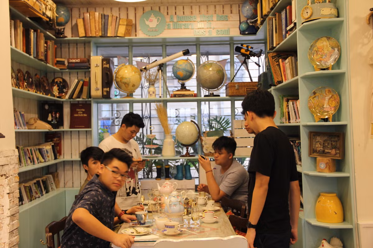 Một chiếc bàn dài nơi góc nhà nơi góc nhà là địa điểm để các nhóm bạn có thể vừa ngồi nhâm nhi chén trà vừa có thể làm việc nhóm.