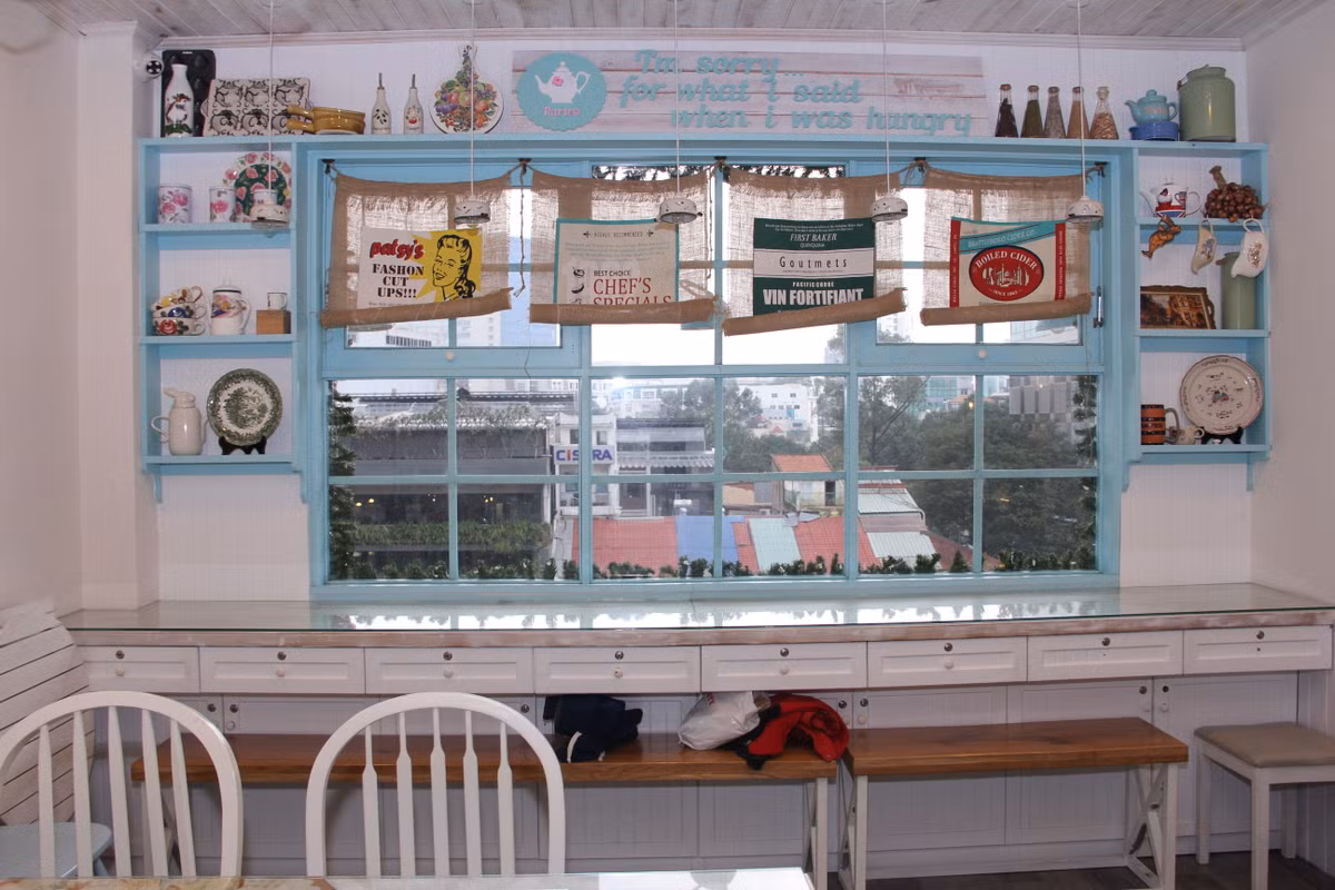 Ngay khi bước vào lòng Partea Room, các vị khách cảm nhận được ngay sự ấm áp bằng cách bài trí của quán. Những chiếc đèn sợi đốt với ánh sáng vàng mang đến vẻ ấm cúng chẳng khác gì căn phòng nhà bạn