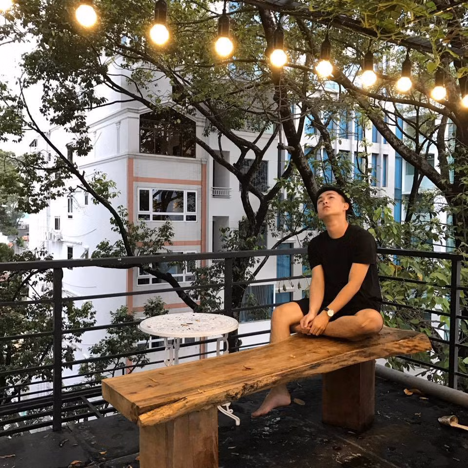 The Laban gây ấn tượng mạnh với mọi người nhờ sở hữu thiết kế tối giản nhưng vẫn độc đáo nhưng đầy chất nghệ thuật. Không gian của homestay làm bằng gỗ tái chế này tràn ngập khí trời, ánh sáng, cỏ cây cộng thêm các phòng đều có ban công và cửa sổ lớn nhìn ra đường lớn, mang đến một không gian khoáng đãng.