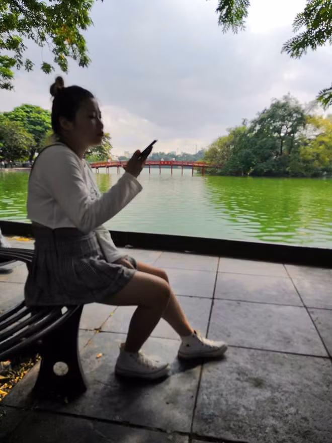 Tin lời bạn trai kêu ngồi im, giả bộ bấm điện thoại đi, anh chụp cho đẹp lung linh và cái kết đắng.