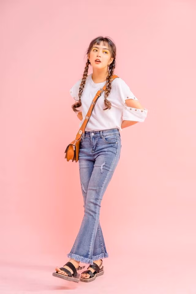 Gương mặt có phần baby của cô nàng 9x cũng không hề ảnh hưởng đến thần thái kiêu sa của cô. Ngoài những shoot hình dễ thương, kẹo ngọt.