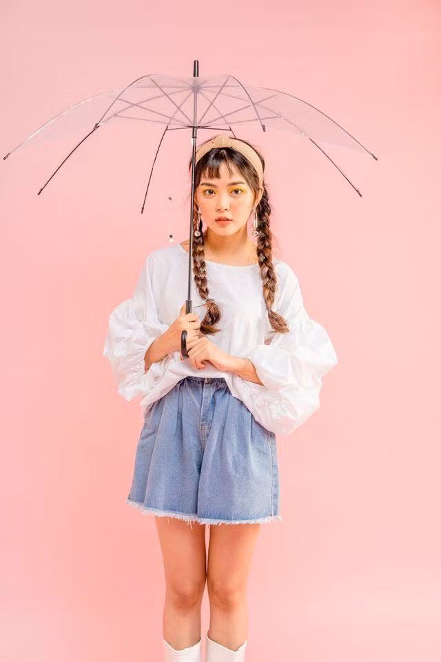 Ngắm nhìn từng bộ ảnh của Hiền Tiny, dân mạng đều có chung nhận xét rằng, cô bạn này chẳng khác gì một "chú tắc kè" khi liên tục biến hình qua từng bộ thời trang.