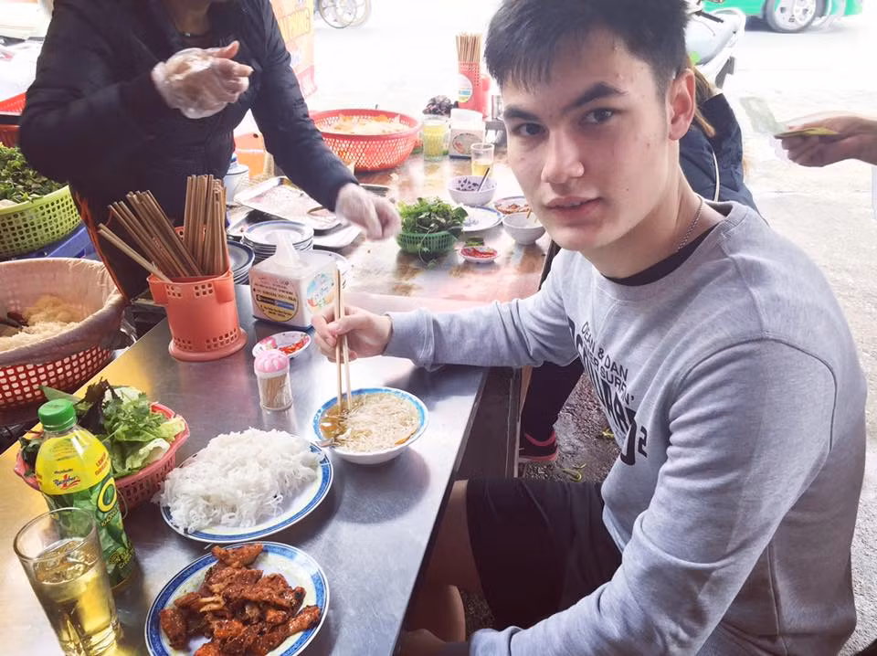 Cũng như người anh, Văn Mạnh mỗi khi về Việt Nam đều rất thích ăn bún chả và trên trang cá nhân của mình, chàng trai Việt kiều này có hẳn 1 bài viết về món ăn độc đáo này.