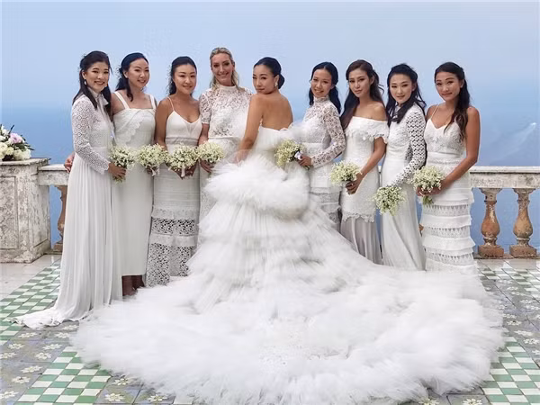 "Không gian ngập tràn sắc lẫn hương hoa làm cho mọi người phải choáng ngợp trước vẻ đẹp nơi đây" đó là những nhận xét của bạn bè khi tới tham dự lễ cưới của nữ blogger xinh đẹp người Hong Kong - Fei. Ảnh trong bài: Daily Express.