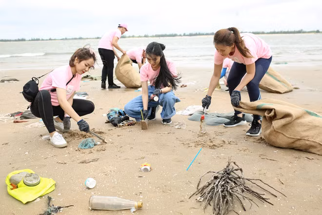 Để thông điệp bảo vệ môi trường được lan toả tới nhiều người hơn nữa, Helly Tống cùng các blogger Việt như An Phương, Mi Soa… đã thực hiện chiến dịch nhặt rác tại 3 khu vực biển thuộc tỉnh Quảng Bình, Hải Phòng và Vũng Tàu trong suốt 1 tuần lễ.