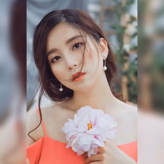 ChiChi tên đầy đủ là Nguyễn Kim Chi (SN 1997) tại Hà Nội, cô gái này được nhiều người biết tới với những thành tích cá nhân đáng nể trong cả học tập lẫn hoạt động xã hội.