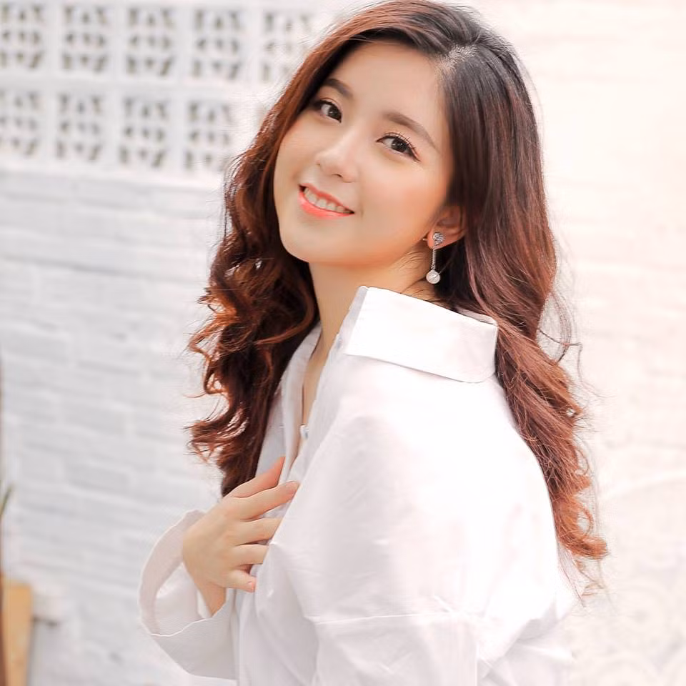 Sau 3 năm im ắng để lo chu toàn chuyện sách vở, ChiChi mới đây đã quay trở lại và tiết lộ cuộc sống đầy màu sắc tại Vương quốc Anh, nơi mà cô bạn hot girl 9X trường Amsterdam đang theo học. Chia sẻ trên trang cá nhân của mình, ChiChi cho biết sau 3 năm học tập tại môi trường mới, cuộc sống của cô bạn thay đổi khá nhiều. Từ kinh nghiệm chuyên ngành mà bản thân tự tích lũy cho đến kinh nghiệm sống một mình xa quê.