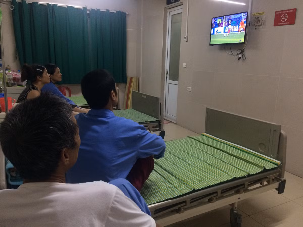 Còn trong những phòng bệnh, dù khá mệt mỏi khi phải chiến đấu với bệnh tật nhưng tình yêu bóng đá của các bệnh nhân không vì thế mà suy giảm. Họ vẫn cố thức để tận hưởng không khí lễ hội trên những thảm cỏ xanh tại nước Nga xa xôi.