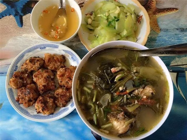 Bữa cơm hết 25.000 đồng gồm 20.000 đồng tiền thịt lợn, 3.000 đồng tiền su su, 2.000 đồng dưa chua về nấu canh cá (đầu cá nấu dưa là từ bữa trước mua cá về rán còn đầu cắt ra để bữa sau nấu canh). Ảnh sử dụng trong bài: FBNV.
