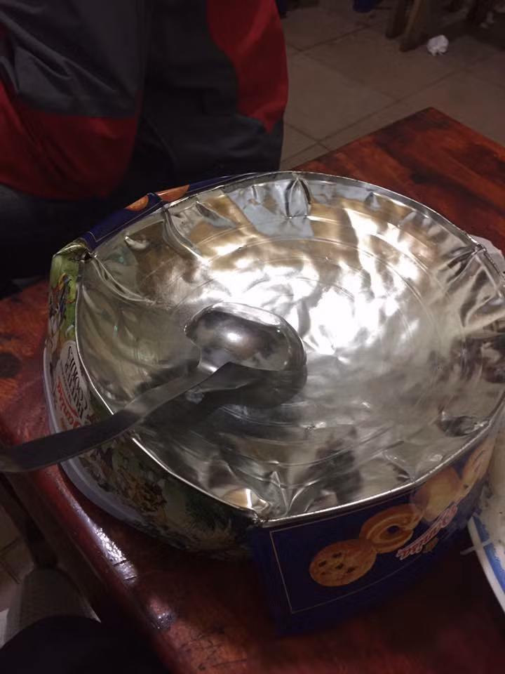 Không chỉ có dụng cụ nhà bếp bị các CĐV Việt Nam đưa đi để cổ vũ thì bất cứ thứ gì phát ra những tiếng thanh như hộp bánh thiếc, vỏ chai nhôm hay cả chiếc kẻng của nhân viên môi trường cũng bị trưng dụng.