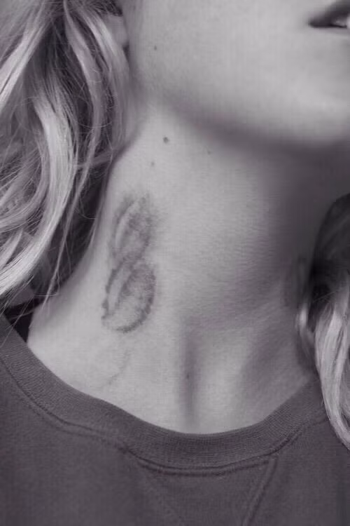 Tên của kiểu hôn mới này đó là Hickey Kiss hay còn gọi là nụ hôn ma cà rồng. Khi hôn, người kia sẽ tác động lên vùng da của đối phương trong một thời gian dài, khiến vùng da đó bị ửng đỏ.