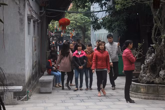 Có nhiều người gặp trắc trở trong cuộc sống hôn nhân đến cầu mong tình yêu sẽ thuận lợi như ý muốn. Nhiều người khác lại dâng lễ để mong con cái yên bề gia thất