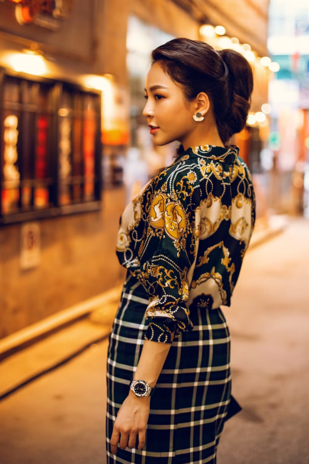 Trâm Anh sinh năm 1996, là một người mẫu ảnh kiêm dược sĩ. Cô gây ấn tượng trong chương trình Nóng cùng World Cup hồi tháng 7 nhờ vẻ ngoài xinh đẹp.