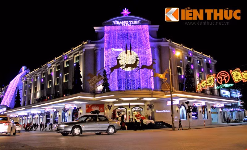 Tràng Tiền Plaza là trung tâm thương mại tại trung tâm Hà Nội cũng là địa điểm đến khá lý thú với giới trẻ trong ngày lễ Noel.