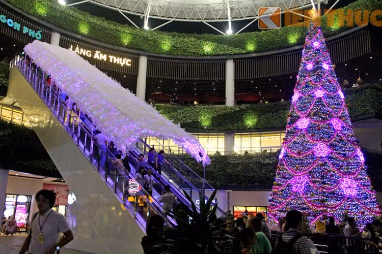 Cây thông Noel trong khuôn viên của trung tâm mua sắm AEON Mall vừa được khánh thành thu hút rất nhiều sự chú và tới thăm thú của giới trẻ trong ngày gần lễ Giáng sinh.