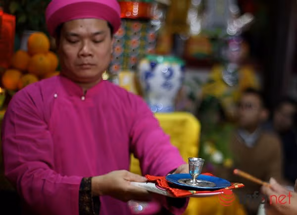 Trong buổi trình đồng các thanh đồng đều có người trực tiếp giúp việc gọi là hầu dâng. Người hầu dâng sẽ giúp thanh đồng các công việc như thắp hương, dâng các đồ trang phục, thay lễ phục sau mỗi giá đồng...