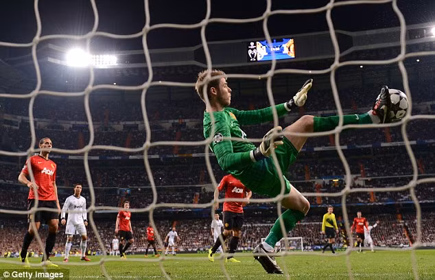 De Gea ngày càng trở nên toàn diện hơn tại Manchester United. Mùa trước ở Premier League, thủ thành người Tây Ban Nha đạt tỷ lệ chuyền chính xác 56.9%. NHM nửa đỏ thành Manchester khá tin tưởng vào khả năng chơi bóng bằng chân của thủ môn này.