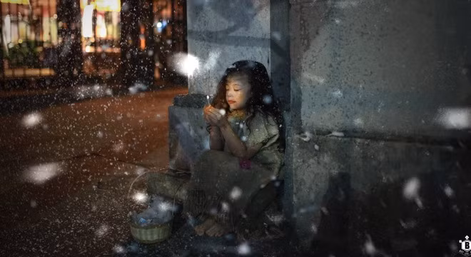Lấy ý tưởng về câu chuyện cổ tích nổi tiếng thế giới “Cô bé bán diêm”, bé Phan Ngọc Nam Phương hay còn biết dưới biệt danh là Chi Pu phiên bản nhí đã có những biểu cảm hết sức nhập vai với nhân vật cô bé nghèo tội nghiệp.