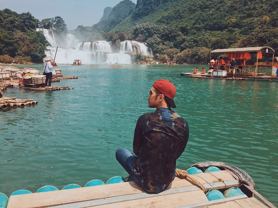 Lên tới Cao Bằng là bạn phải ăn thử món bánh cuốn Cao Bằng, tuy hơi khó ăn nhưng đây là món đặc trưng của người dân nơi này.