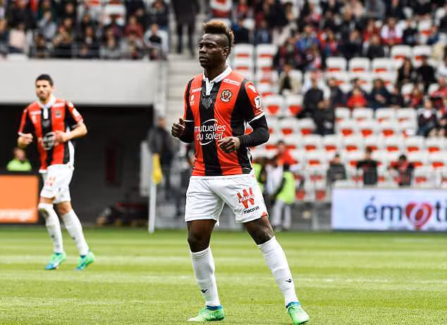 Nice đang rất tức giận với cách cư xử của Mario Balotelli, và đang làm mọi cách để ngăn cản anh tới Marseille.
