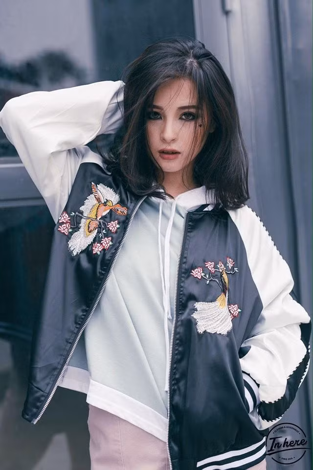 Tuy nhiên, ở thời điểm hiện tại cô nàng 9X quê Tuyên Quang này lại gắn bó với nghề stream game sau khi tốt nghiệp khoa Quản lý văn hoá nghệ thuật - ĐH Văn hoá Hà Nội.