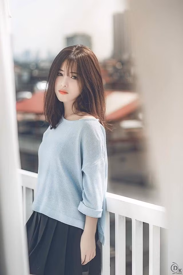 Sau một thời gian trải nghiệm qua nhiều vai trò như người mẫu, style, quay quảng cáo, ca hát thì mới đây, hot girl 9X này được nhiều người chú ý tới qua công việc stream game tại một số fanpage trên mạng xã hội.