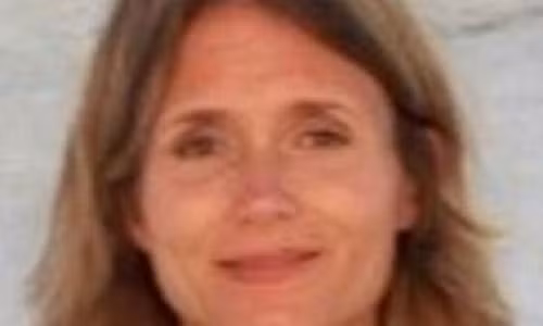 Cô Karen Klein.