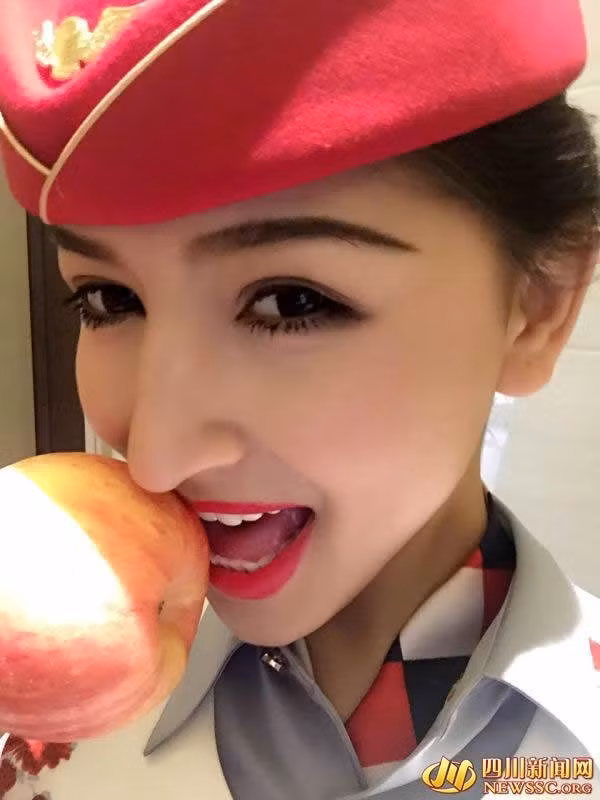Nhiều cư mạng xã hội đã bình luận rằng: "Tôi rất mong chờ nhận được sản phẩm là trái táo mọng kia. Ôi, nhìn cô ấy thật hấp dẫn biết bao!"