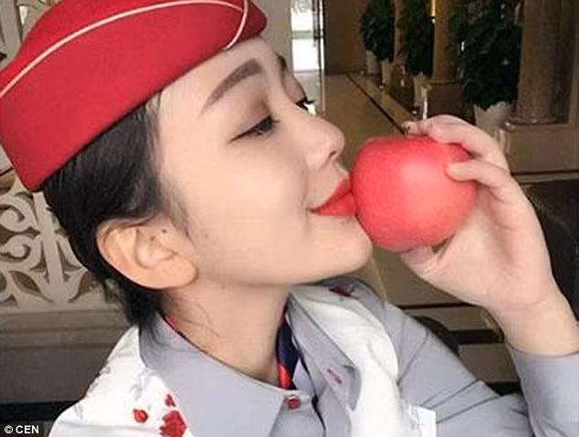Cư dân mạng Trung Quốc mới đây lại được một phen xôn xao khi xuất hiện một loại "sản phẩm" vô cùng độc đáo là “nụ hôn của hot girl hàng không”.