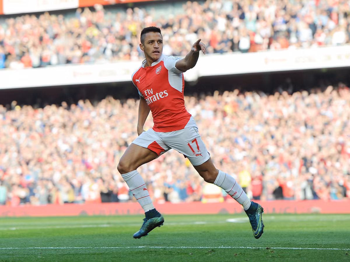 Alexis yêu cầu lương khủng để ở lại Arsenal: Tương lai của tiền đạo Alexis Sanchez tại sân Emirates vẫn đang trở thành đề tài rất nóng trên các mặt báo xứ sở sương mù. Theo tờ Daily Star, ngôi sao người Chile sẽ chỉ chấp nhận gia hạn bản hợp đồng chỉ còn thời hạn 1 năm với The Gunners nếu được hưởng mức lương lên tới 400.000 bảng mỗi tuần. Ảnh: Daily Star