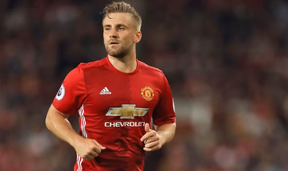 Mourinho cho Luke Shaw cơ hội cuối: Hậu vệ trái Luke Shaw có tên trong tour du đấu mùa hè của MU. Đây có thể xem là cơ hội cuối cùng để hậu vệ tuyển Anh chứng tỏ tài năng với “Người đặc biệt”. Mourinho từng chỉ trích đích danh Shaw, vì thế tương lai của hậu vệ mới 21 tuổi này luôn trong tình trạng báo động. Ảnh: Manchester Evening News