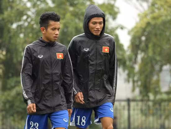 Nguyễn Phong Hồng Duy (trái) dù bình phục chấn thương khá nhanh nhưng cầu thủ chạy cánh của CLB HAGL vẫn vắng mặt trong suốt những buổi tập và những trận đá tập, giao hữu của U23 Việt Nam.