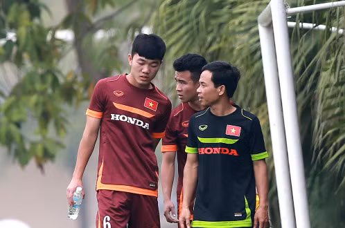 Lương Xuân Trường (trái) có khả năng bị loại khá cao vì đang phải chống chọi với chấn thương. Xuân Trường bị chấn thương ở dây chằng cơ háng và vùng bụng. Ít nhất, cầu thủ này cần phải một tuần nữa mới có thể tập nhẹ trở lại. Khi U23 Việt Nam vào TP HCM chuẩn bị cho trận giao hữu với Uzbekistan ngày 14/3 thì Xuân Trường được đặc cách ở lại Hà Nội để điều trị chấn thương. Nếu không kịp bình phục trước khi U23 Việt Nam bay sang Malaysia thì Xuân Trường sẽ không có tên trong danh sách của HLV Miura dự vòng loại U23 châu Á.