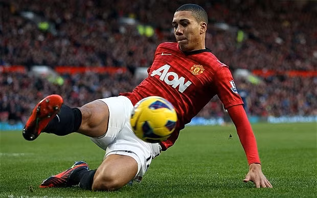 Chris Smalling (MU - 22/11/1989). Sau thời gian học hỏi bên cạnh những đàn anh như Rio Ferdinand hay Nemanja Vidic, Smalling đang dần khẳng định vị trí không thể thay thế trong hàng phòng ngự Quỷ đỏ, đặc biệt là dưới thời HLV Van Gaal.