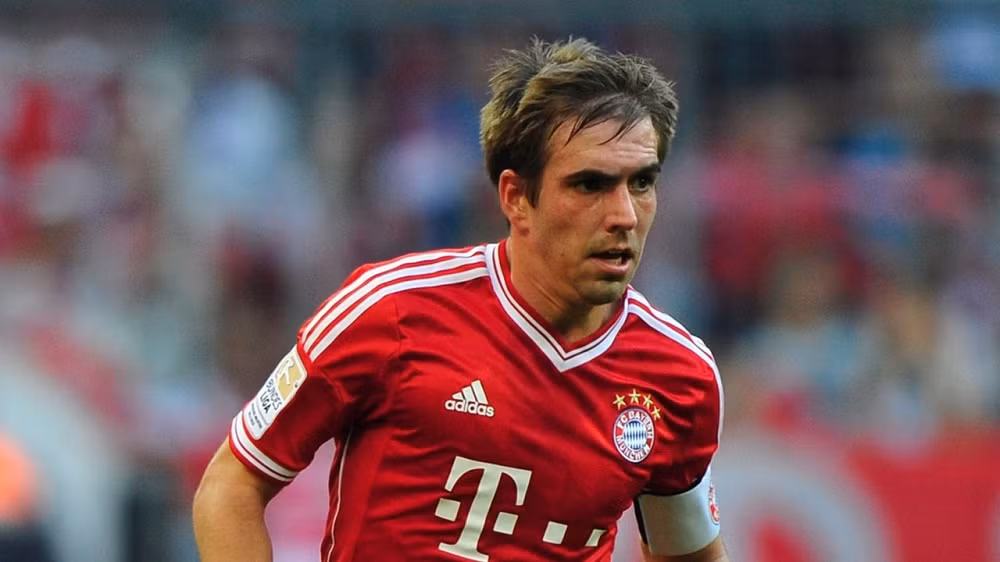 Phillipp Lahm (Bayern Munich - 11/11/1983). Với khả năng công thủ toàn diện và sở hữu nền tảng thể lực bền bỉ, Lahm được xem như một trong những hậu vệ phải xuất sắc nhất thế giới. Anh gặt hái được nhiều thành công trong màu áo CLB Bayern Munich kể khi xuất hiện ở đội 1 vào năm 2012.