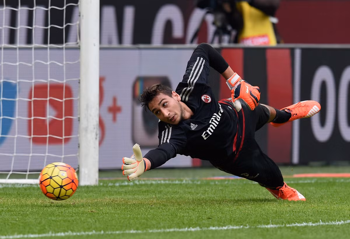 Donnarumma nối lại đàm phán với Milan: Theo đại diện của thủ thành Gianluigi Donnarumma là Mino Raiola thì thân chủ của ông sẽ gặp các sếp của Milan để tiến hành đàm phán hợp đồng mới. "Sau giải U21 châu Âu, Donnarumma sẽ gặp các quan chức của Milan. Hiện tại, việc chơi cho đội U21 Italy có ý nghĩa quan trọng với cậu ấy", trích lời Raiola. Trước đó, khi Donnarumma bày tỏ ý định ra đi, một làn sóng phản đối dữ dội từ các CĐV Milan đã nổi lên. Ảnh: Calcio