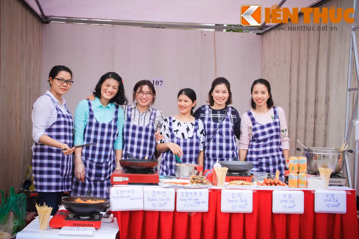 Những nữ đầu bếp Việt có mặt tại lễ hội văn hóa ẩm thực Việt - Hàn để thể hiện sự khéo léo của mình.