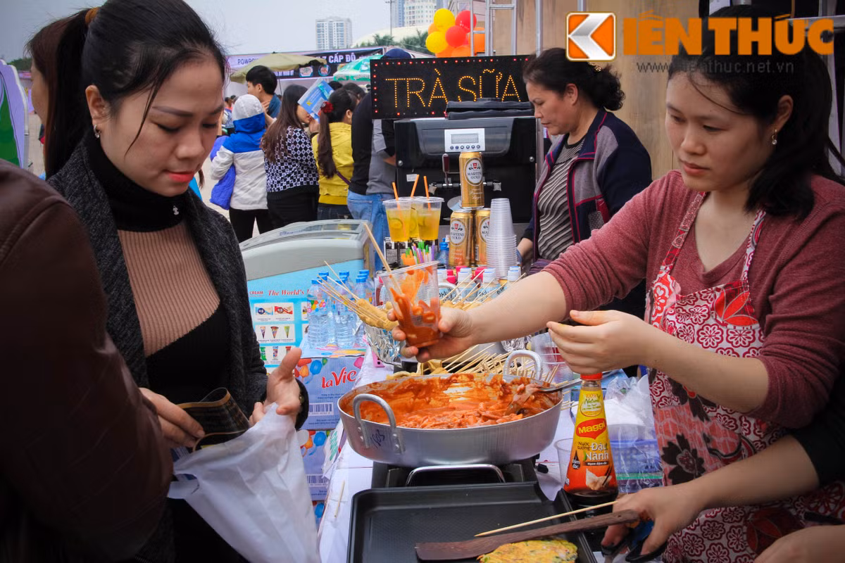 Tại Vietnam &amp; Korea Food &amp; Culture Festival 2016, bạn trẻ được thưởng thức những đặc sản ẩm thực của xứ sở Kim Chi như Tteokbokki, gimbap, kim chi do các đầu bếp Việt cũng như Hàn Quốc thể hiện.