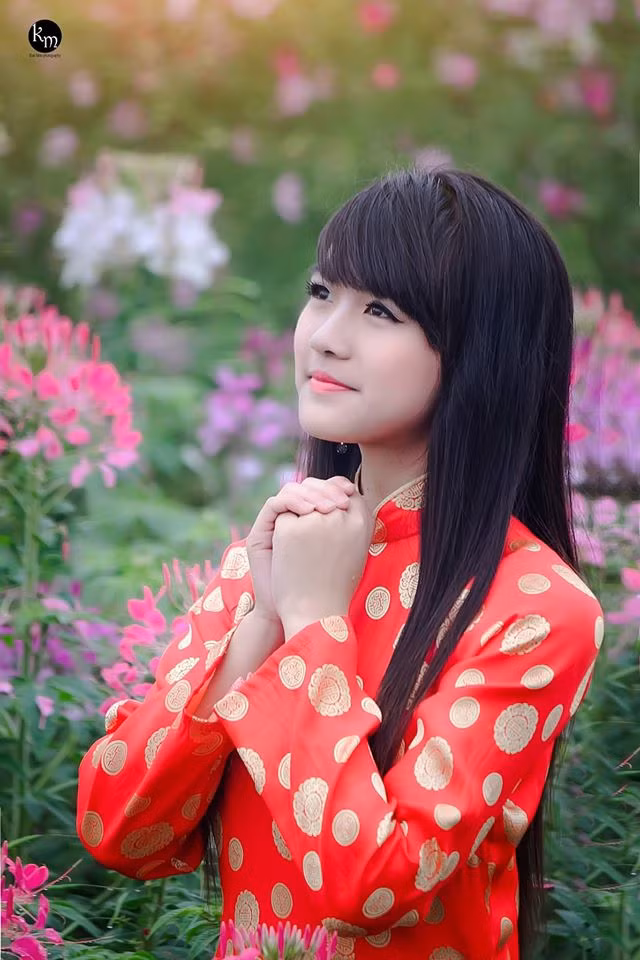 Sau khi xác định được tuổi của bé gái nói trên, nhiều cư dân mạng đã ngỡ ngàng bởi tuổi thực và nhan sắc của bé gái 10X này thực sự có sự chênh lệch vô cùng lớn.